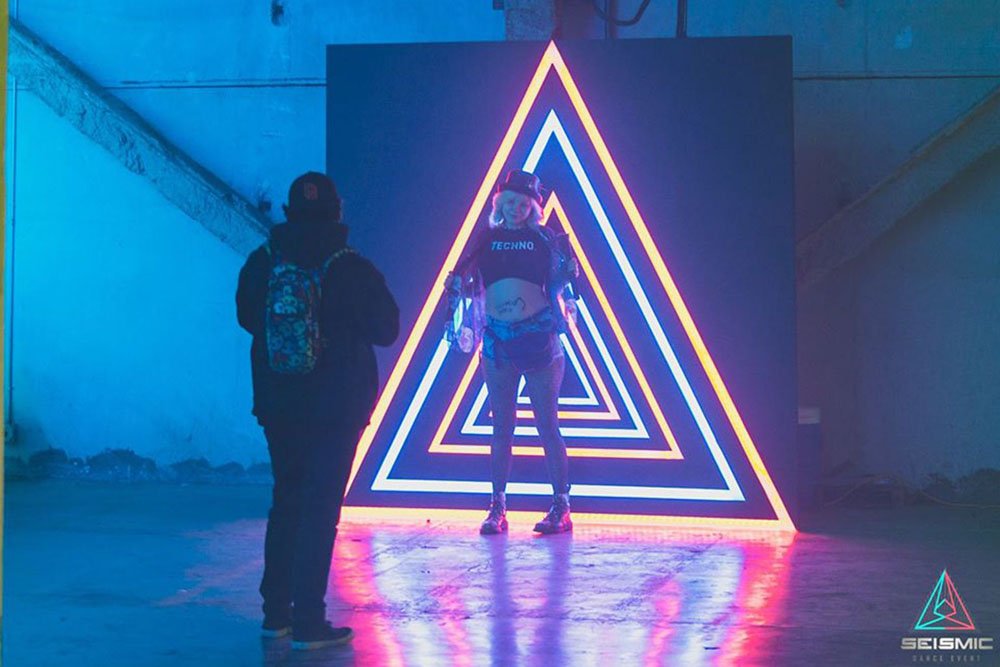 Picture of an illuminated triangular photo op.
